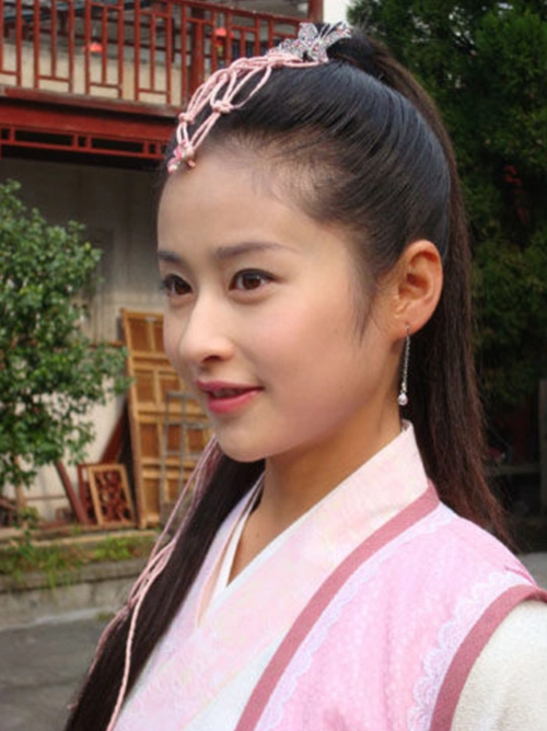 刚出道的颖儿,热爱运动好青春靓丽,与同学合影站在一旁十分低调