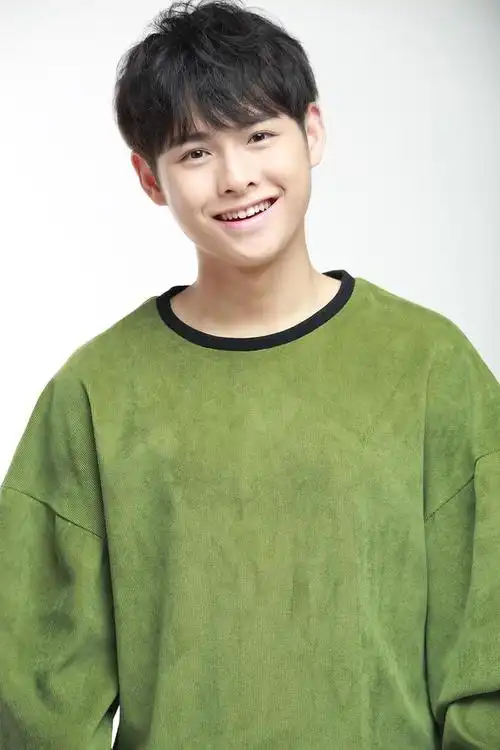 洪雨雷自曝心里住了老年人 出门会带保温杯