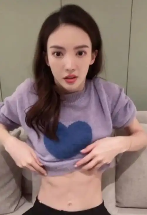 金晨大方秀身材,肚脐眼外翻无赘肉,网友:这种才是真正极品