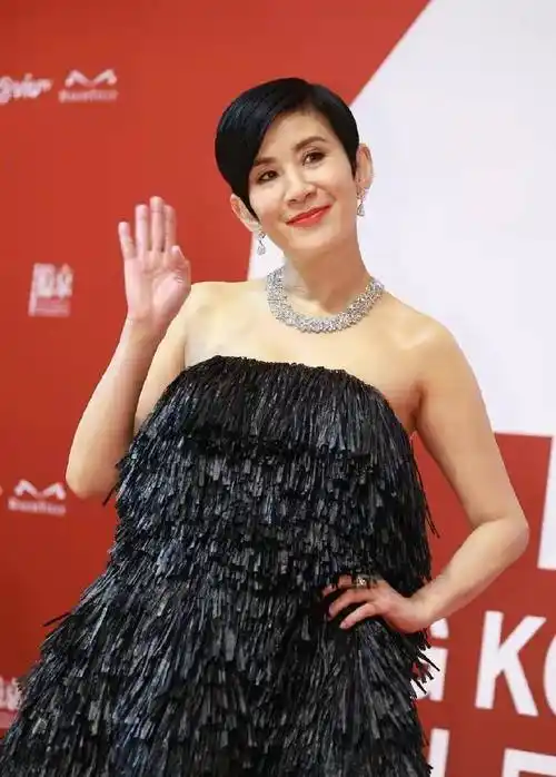 吴君如穿着一袭黑色长裙,脖间还戴着钻光闪闪的项链,虽然短发让她显得