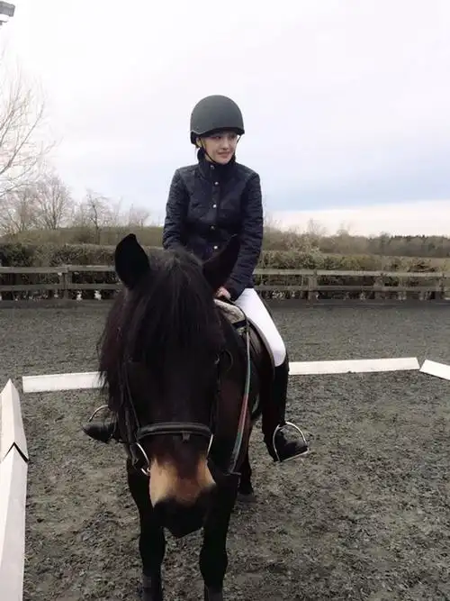 郑爽花少2骑马照首曝光