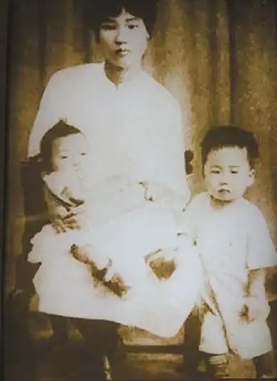 4.杨开慧与毛岸英,毛岸青(怀抱者)在上海时的合影