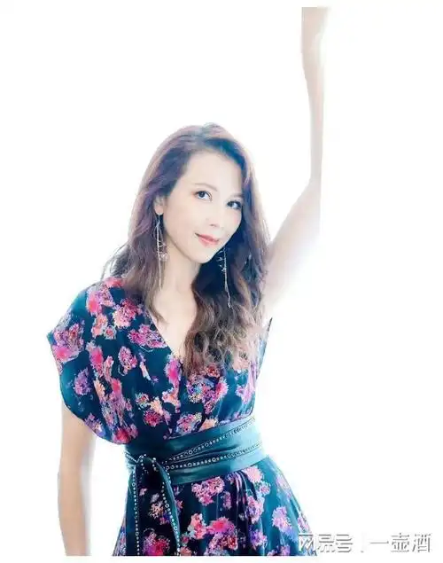 49岁蔡少芬被路人拍美照身材曲线美网友这背影是蔡少芬