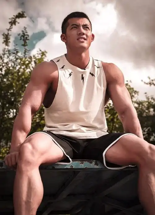 健身教练夏胜杰:黝黑健壮的寸头筋肉男充满阳刚美!