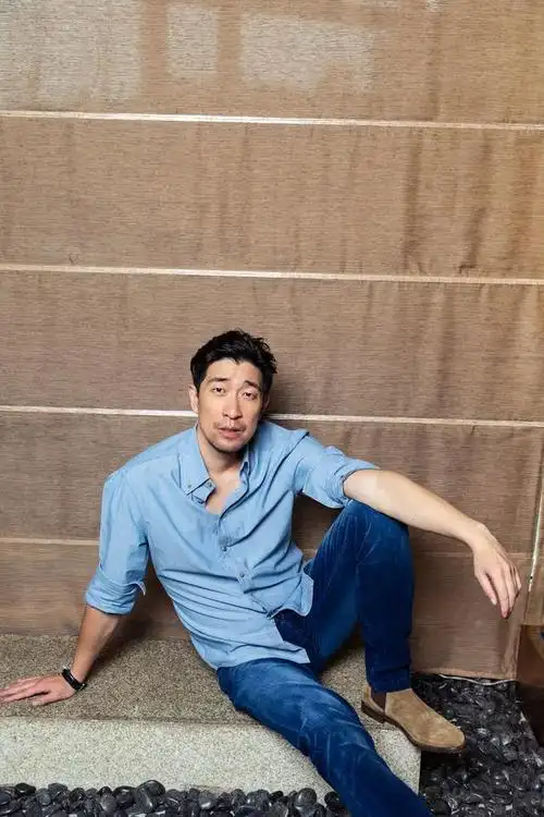 王千源表示《八佰》的配角可报奖最佳男主角,精神上超越了主角