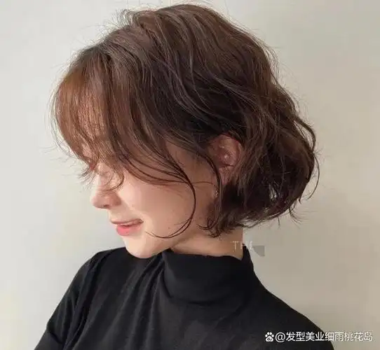 烫普通短发换风格