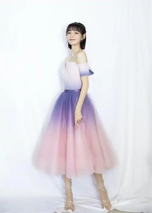 段奥娟仙女裙展现双面魅力|长裙|一字肩|高跟鞋|裸色_网易订阅