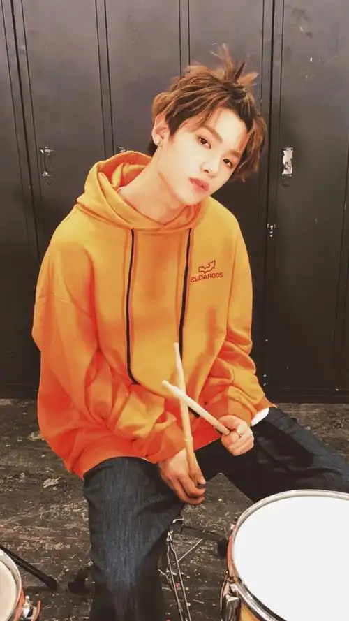 黄明昊,2002年2月19日出生于浙江温州,中国内地男歌手.