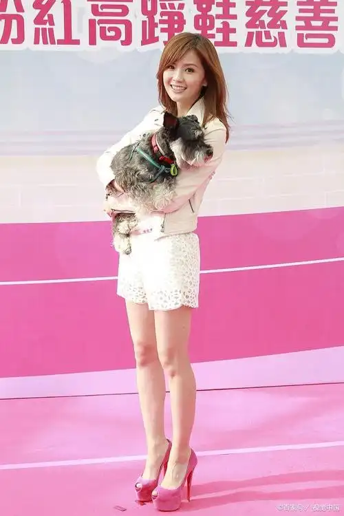 优雅迷人,粉色高跟鞋搭配连裤袜的时尚魅力