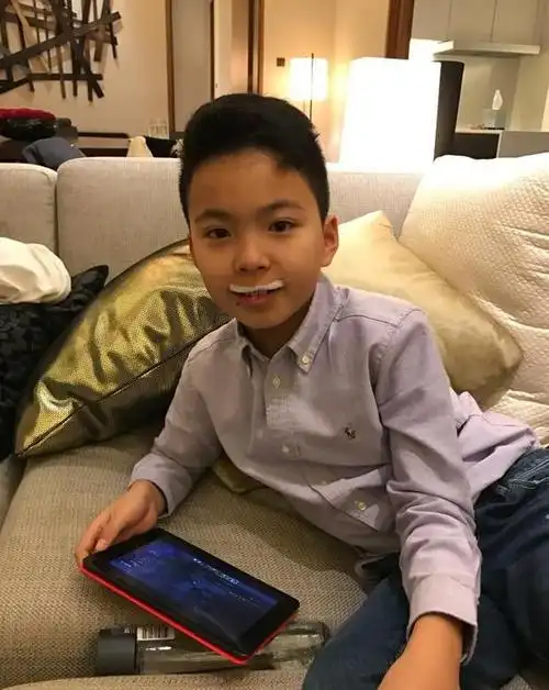 王中磊儿子威廉13岁了五官俊美身高快赶上爸爸妥妥的帅气少年