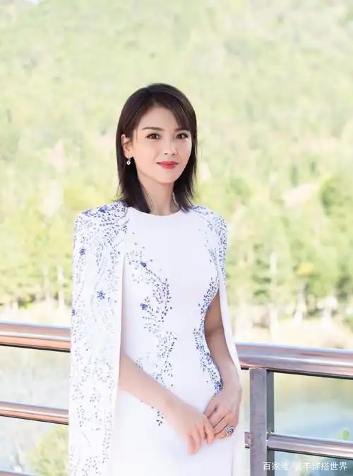 这是41岁刘涛?白色披肩礼服镶蓝色水晶,清新大气美出新高度