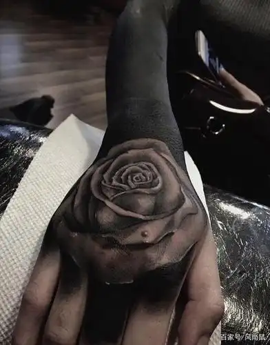 昨天翻阅一些关于纹身的作品,看到了这样一组特殊的纹身图案,其中大