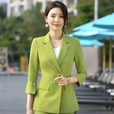 成熟干练职场女头像