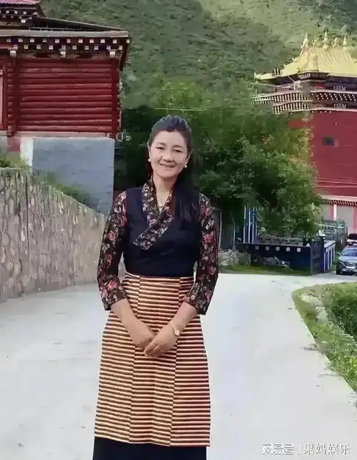 没想到素颜的降央卓玛这么漂亮,身材苗条纤细,一点也不像是三个孩子的