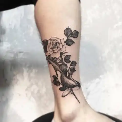 小腿甩线风玫瑰鲸鱼纹身图案