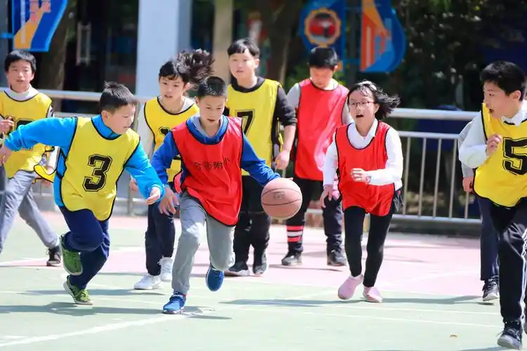 合肥师范附小课后三点半学生在上篮球课