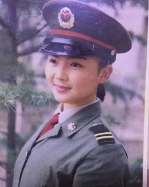 刘涛曾经在文工团当过文艺兵,看得出来那时还有点婴儿肥