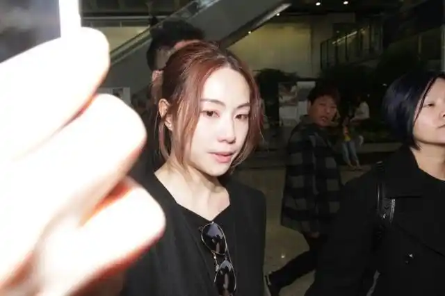 邓丽欣落泪谈分手:无第三者,不排斥与方力申复合