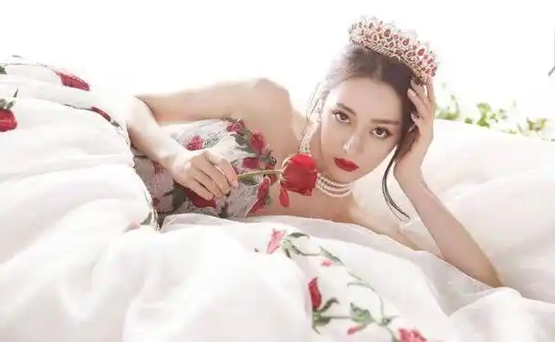 迪丽热巴被富家哥求婚,男方坚持示爱九个月,当众下跪赠女方豪车_流量