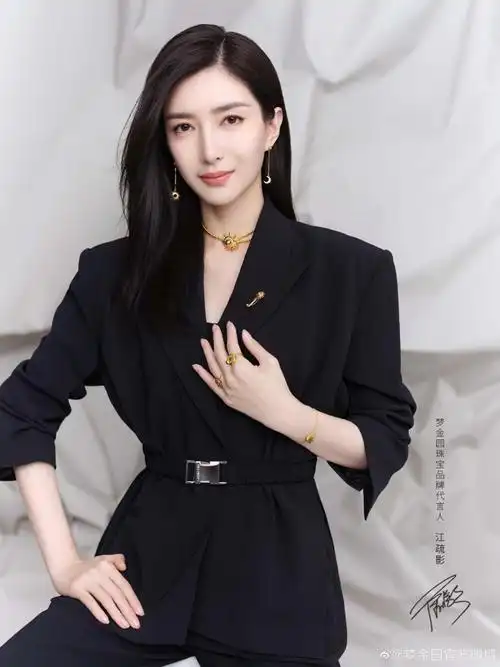 江疏影律师造型好飒#这一点我们早就知道了非常高级的奶白色&黑色西装