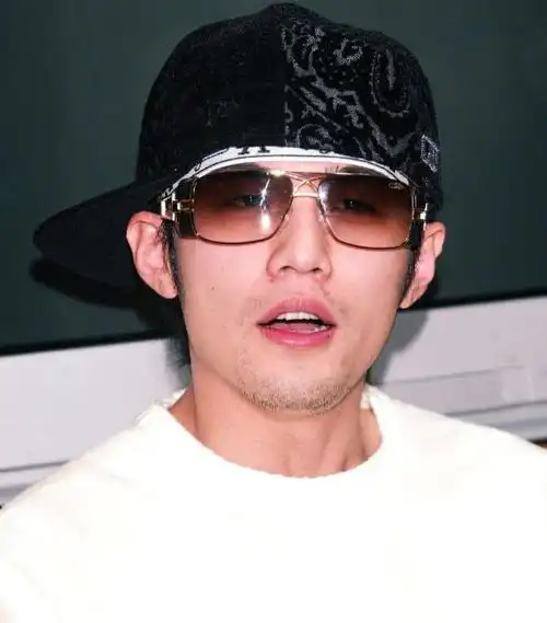 周杰伦旧照曝光,青涩面容依旧难掩酷范,帽子戴得太流行了吧