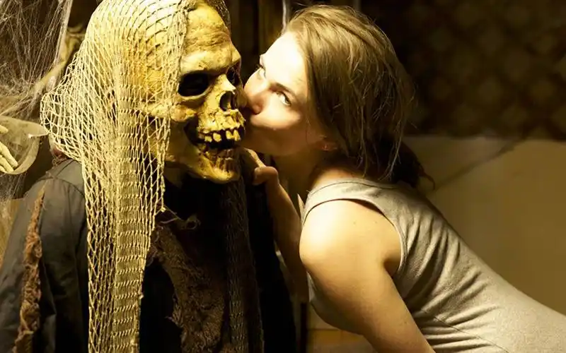 1女4男改造鬼屋,真的闹鬼却不告诉游客,最惨的就是扮鬼的妹子,参与者