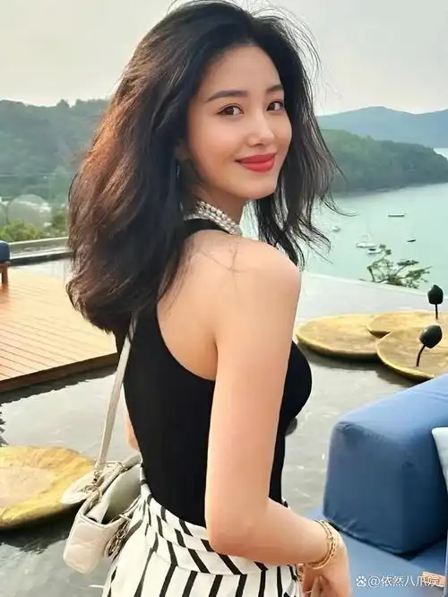 杨采钰海边近照流出好身材藏不住了