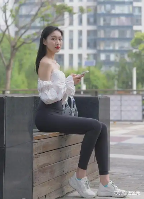 紧身裤美女一字领背心黑色紧身裤穿搭分享