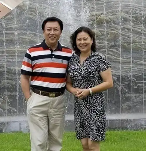 唐国强现状:国内疯狂淘金,国外妻儿花,还要担心残疾儿子的婚恋|孙涛