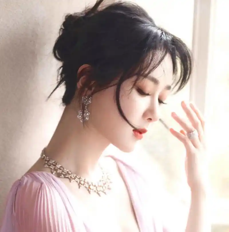 杨紫那些可可爱爱的头像,今年的造型又多又可爱,每一个都严重戳中粉丝