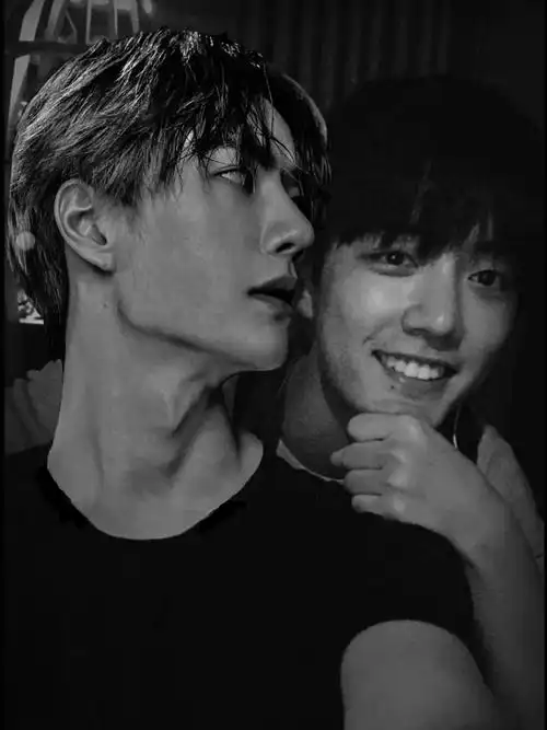 真人】[图片]王一博解决好生理需求出来后,肖战已经蜷缩成一团睡着了