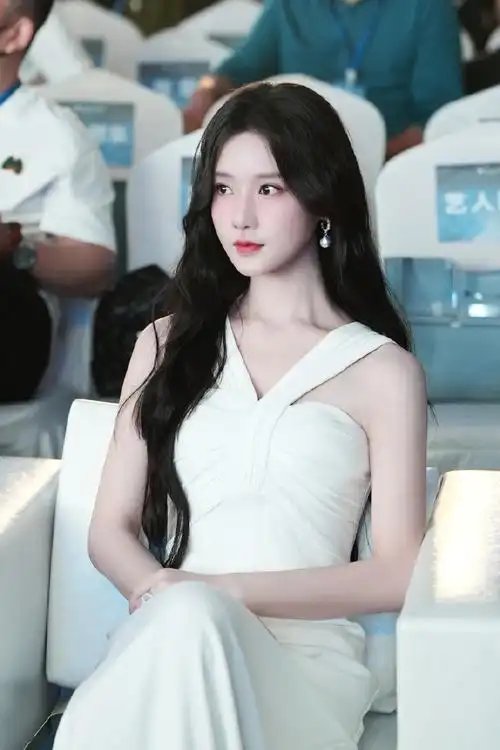 陈意涵estelle超话91#遥望科技#晶莹洁白,温柔浪漫,你的双眼里藏着