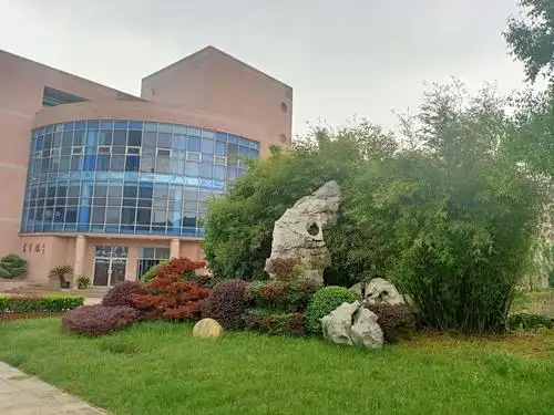 紫藤萝瀑布是初一年级的一篇语文课,南通田家炳中学一位