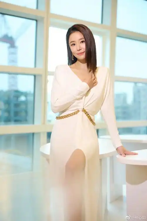 林心如参加综艺《我们的美好生活》的消息登上热搜,与此同时,由她