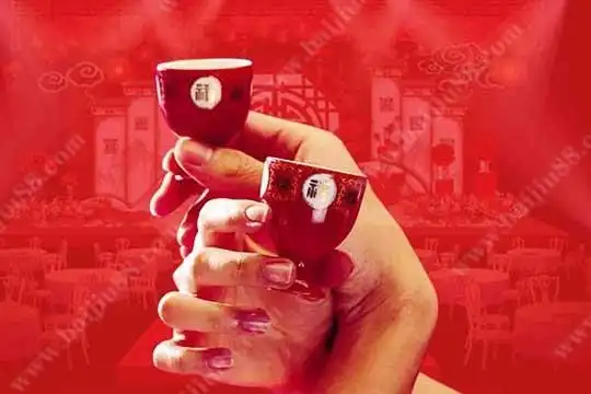 交杯酒是我国婚俗中的传统仪式,在古代又称为"合卺"(卺的意思本来是一