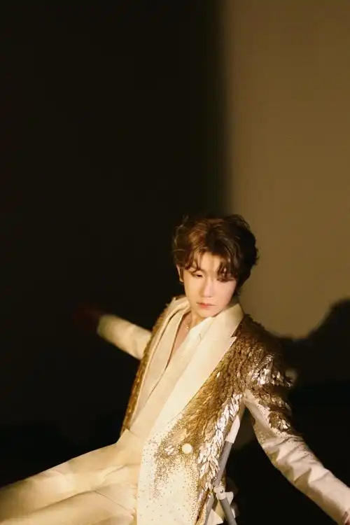 王源超话#tfboys十年之约演唱会#十年的成长好似把梦拉长,歌声却更迭