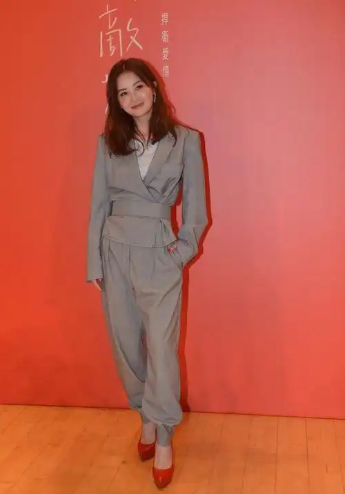 灰色西服套装 红色高跟鞋整体再配以黑色高跟鞋,霸气外露的阿sa,一改