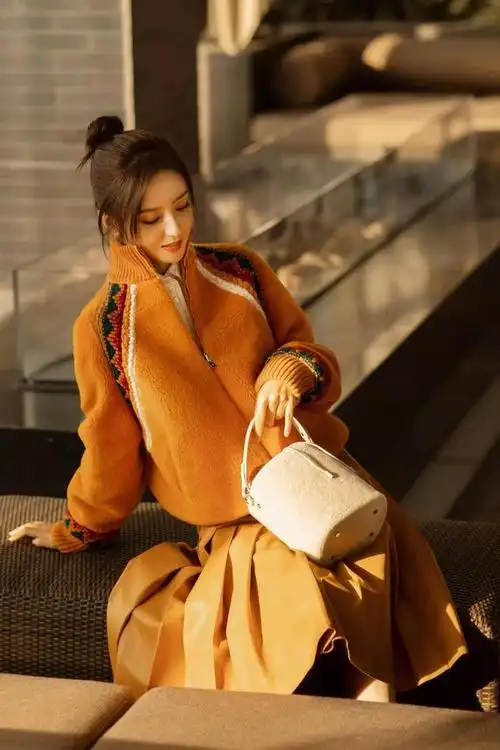 佟丽娅离婚后时尚感如新生穿土橘毛衣配半裙明艳高级有气质