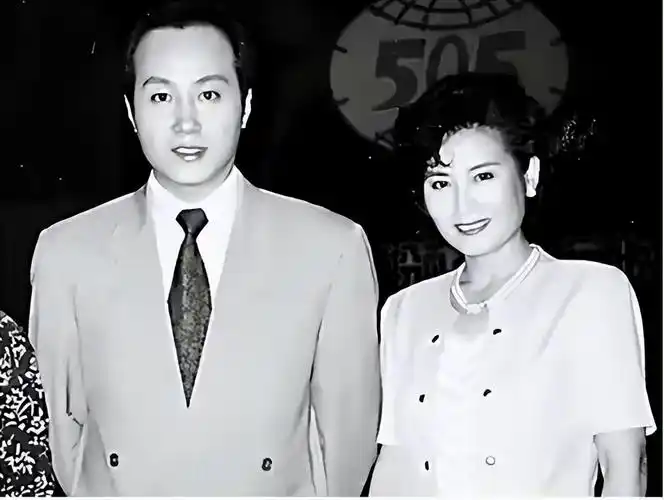 在丈夫罗京的葬礼上哭晕,7年后嫁给富商,刘继红如今怎么样了?