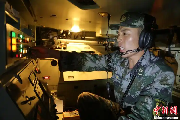 实拍解放军红旗7防空导弹车内部