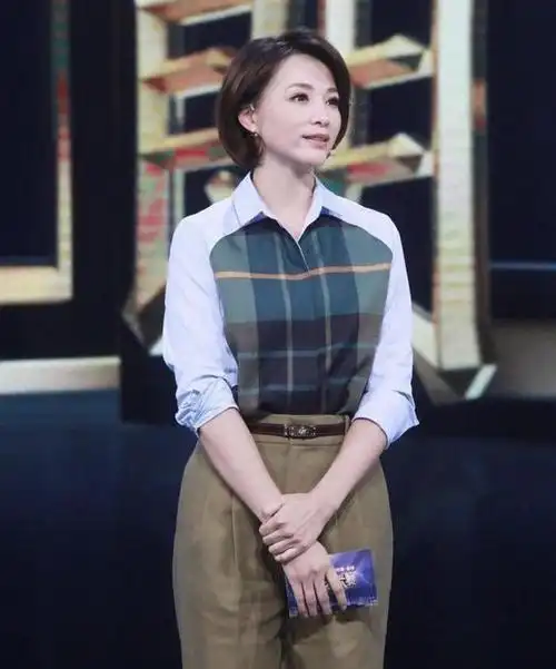 董卿私服穿搭简直了,条纹衬衫配吸烟裤时髦精致,比博主更会穿