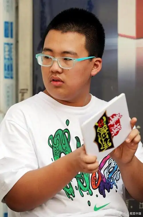 郭麒麟双面人生:从留守儿童到少班主