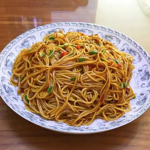 辣酱葱油拌面,美味可口,香气四溢