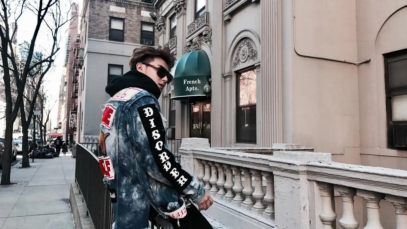 黄子韬巴黎街拍帅气写真图片壁纸