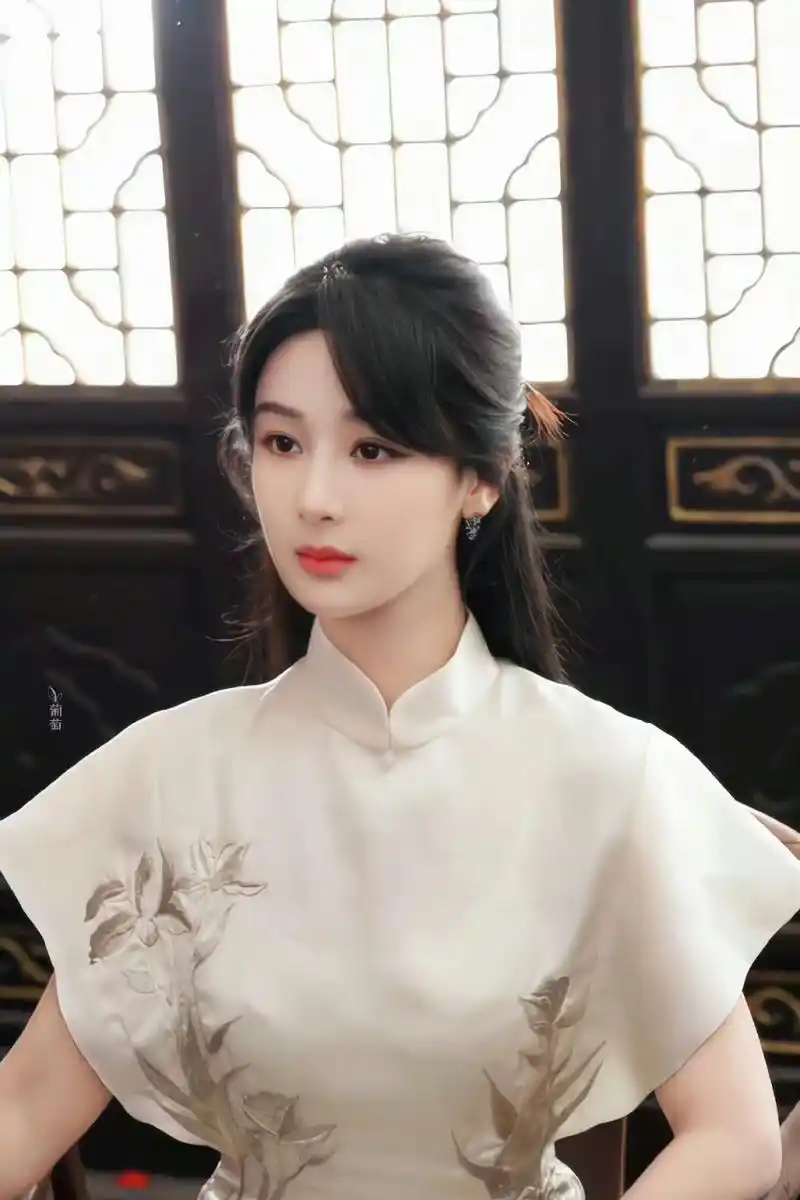 杨紫穿旗袍了# #杨紫# 杨紫最新物料释出,旗袍造型韵味十足,好有国风
