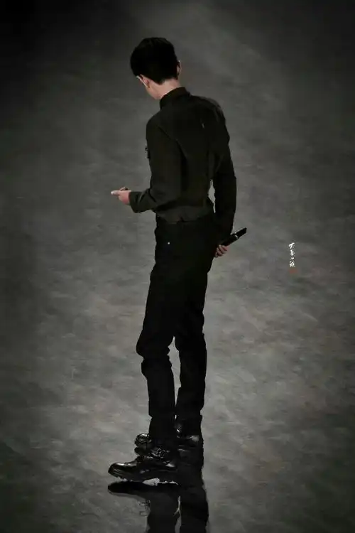 肖战##肖战大秀背影海报