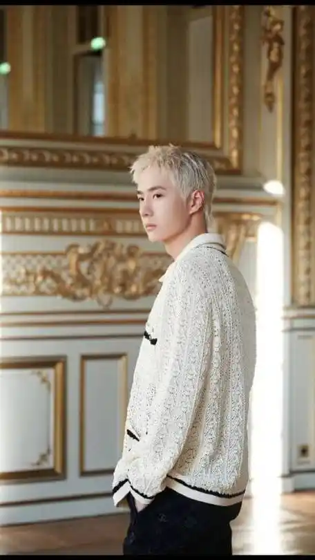 王一博白色短发##王一博白金狼尾街拍