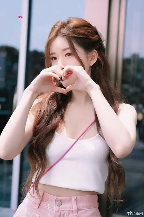 赵露思你好星期六上班饭拍路透~ 粉色系活力girl,比心好甜_高清图集