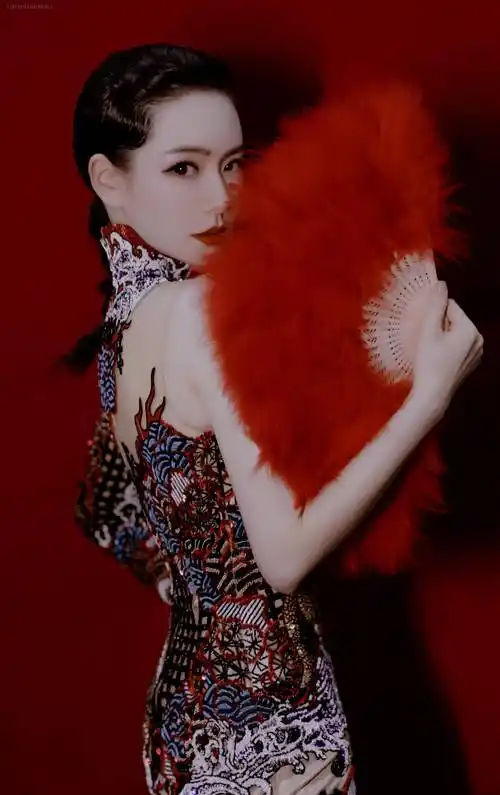 戚薇穿的这件旗袍第一眼看过去首先惊叹的就是戚薇的好身材,高挑有型