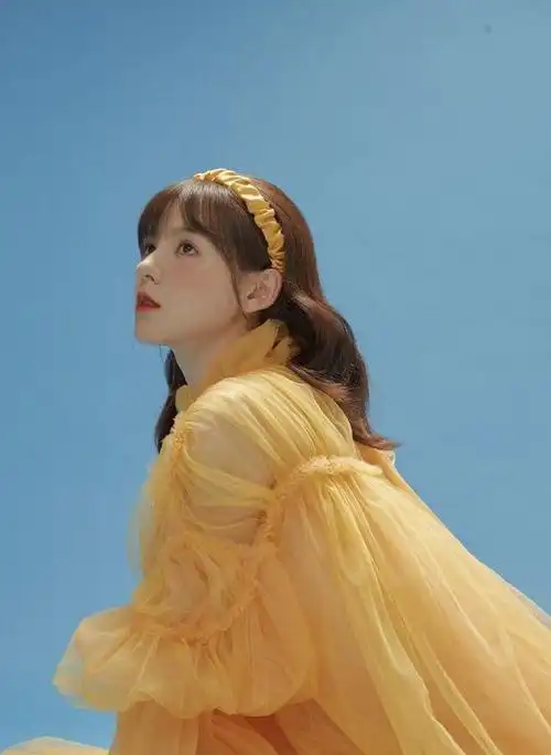 张予曦的鸡蛋花复古写真,淡黄色轻纱连衣裙散发慵懒舒适的氛围